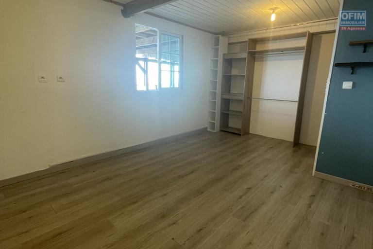 A LOUER belle villa invers&eacute;e de type F4 avec PISCINE CHAUFFEE et VUE exceptionnelle PLEIN OUEST sur BRAS CANOT ( Saint Gilles les Hauts) I NON MEUBLEESAINT GILLES LES HAUTS