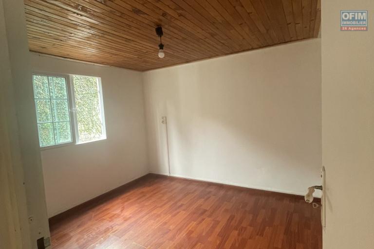 A LOUER belle villa invers&eacute;e de type F4 avec PISCINE CHAUFFEE et VUE exceptionnelle PLEIN OUEST sur BRAS CANOT ( Saint Gilles les Hauts) I NON MEUBLEESAINT GILLES LES HAUTS