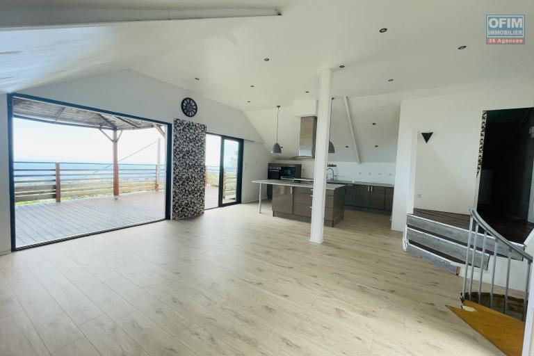 A LOUER belle villa invers&eacute;e de type F4 avec PISCINE CHAUFFEE et VUE exceptionnelle PLEIN OUEST sur BRAS CANOT ( Saint Gilles les Hauts) I NON MEUBLEESAINT GILLES LES HAUTS