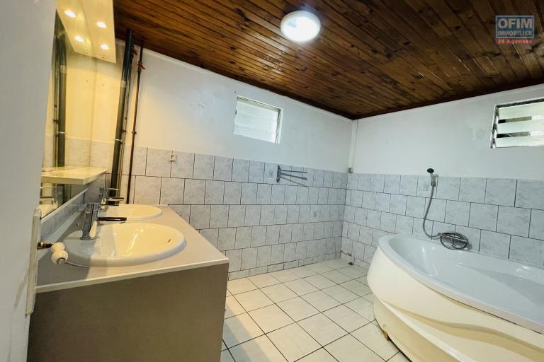 A LOUER belle villa invers&eacute;e de type F4 avec PISCINE CHAUFFEE et VUE exceptionnelle PLEIN OUEST sur BRAS CANOT ( Saint Gilles les Hauts) I NON MEUBLEESAINT GILLES LES HAUTS