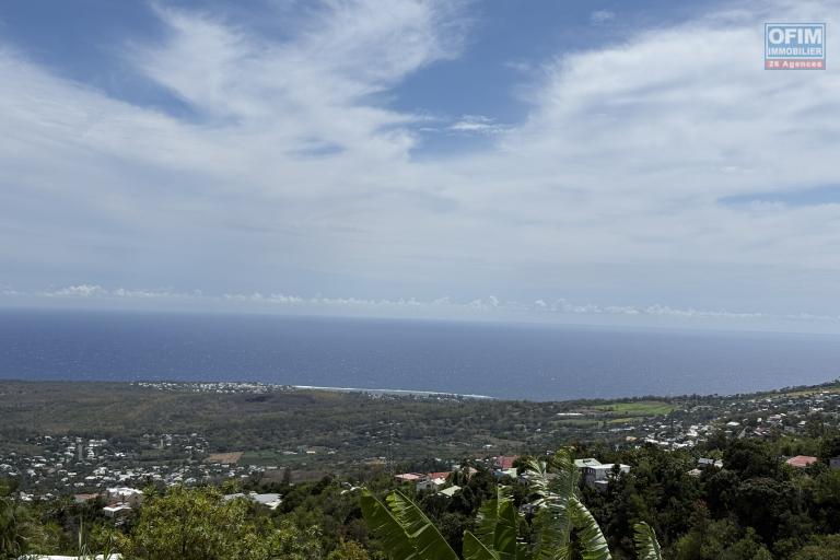 Belle parcelle de terrain de 288 m2 en l&eacute;g&egrave;re pente avec pleine vue imprenable mer et montagne, de forme rectangulaire situ&eacute; &agrave; 350 m d'altitude &agrave; Etang sal&eacute; Les Hauts