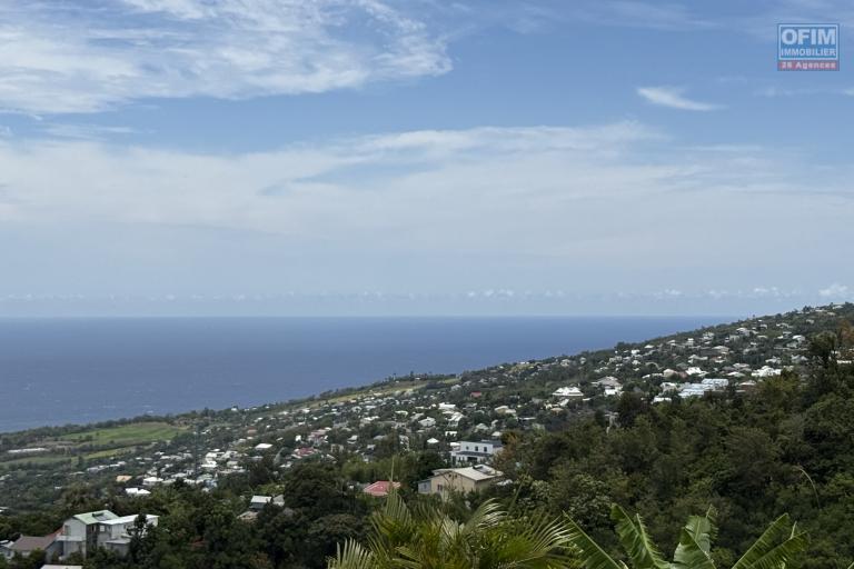 Grande maison s&eacute;par&eacute;e en deux (F3 et un F5) implant&eacute;e sur 913 m&sup2; de terrain avec vue imprenable mer et montagne.