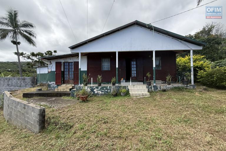 Grande maison s&eacute;par&eacute;e en deux (F3 et un F5) implant&eacute;e sur 913 m&sup2; de terrain avec vue imprenable mer et montagne.