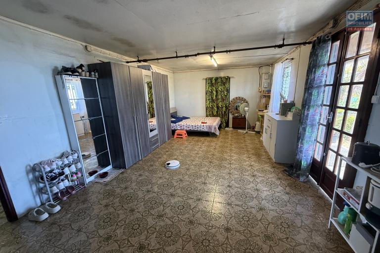 Grande maison s&eacute;par&eacute;e en deux (F3 et un F5) implant&eacute;e sur 913 m&sup2; de terrain avec vue imprenable mer et montagne.