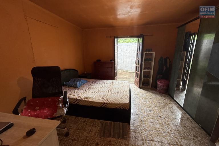 Grande maison s&eacute;par&eacute;e en deux (F3 et un F5) implant&eacute;e sur 913 m&sup2; de terrain avec vue imprenable mer et montagne.