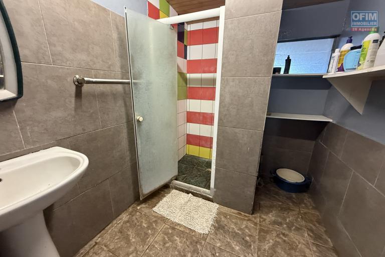 Grande maison s&eacute;par&eacute;e en deux (F3 et un F5) implant&eacute;e sur 913 m&sup2; de terrain avec vue imprenable mer et montagne.
