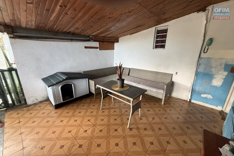 Grande maison s&eacute;par&eacute;e en deux (F3 et un F5) implant&eacute;e sur 913 m&sup2; de terrain avec vue imprenable mer et montagne.
