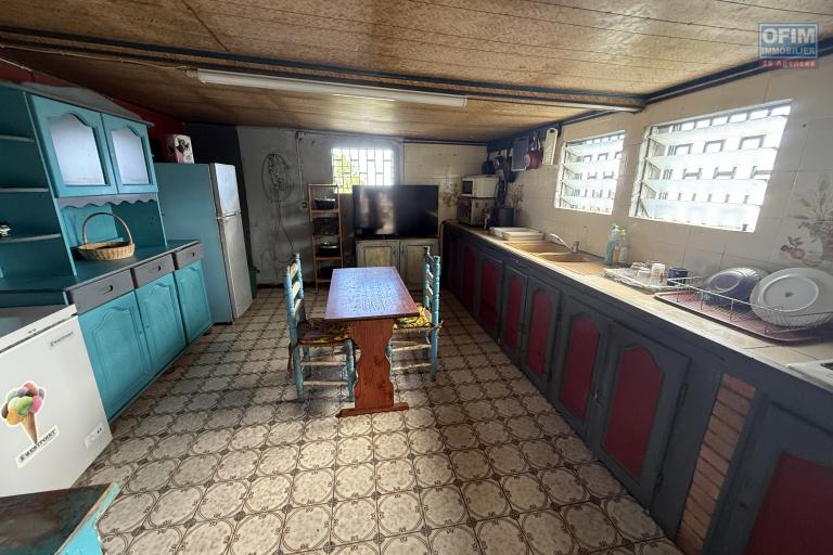 Grande maison s&eacute;par&eacute;e en deux (F3 et un F5) implant&eacute;e sur 913 m&sup2; de terrain avec vue imprenable mer et montagne.