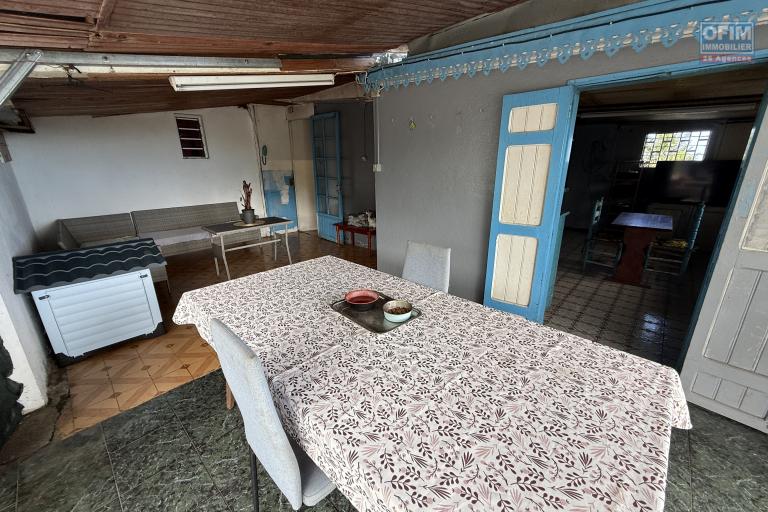 Grande maison s&eacute;par&eacute;e en deux (F3 et un F5) implant&eacute;e sur 913 m&sup2; de terrain avec vue imprenable mer et montagne.