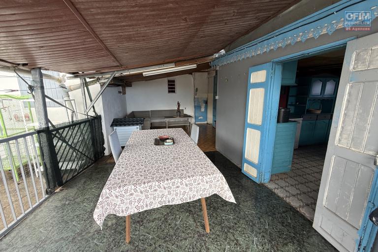 Grande maison s&eacute;par&eacute;e en deux (F3 et un F5) implant&eacute;e sur 913 m&sup2; de terrain avec vue imprenable mer et montagne.