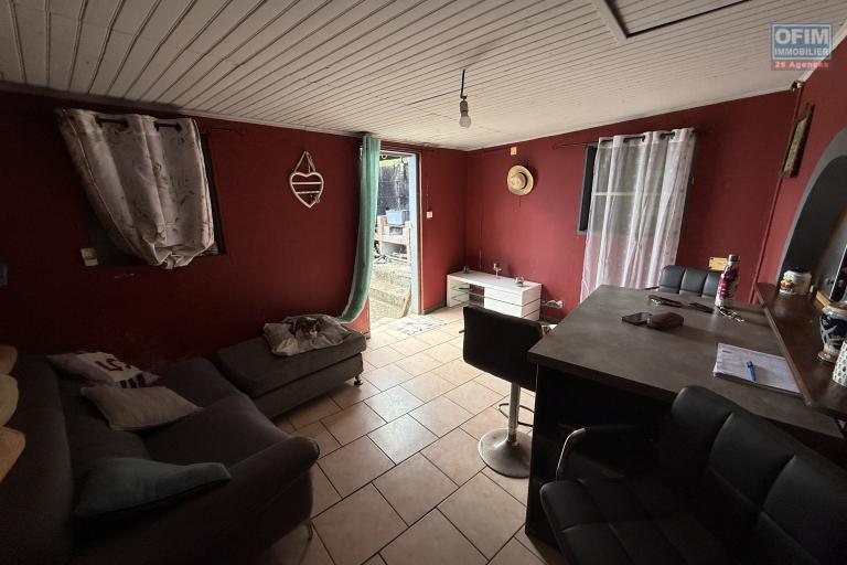 Grande maison s&eacute;par&eacute;e en deux (F3 et un F5) implant&eacute;e sur 913 m&sup2; de terrain avec vue imprenable mer et montagne.
