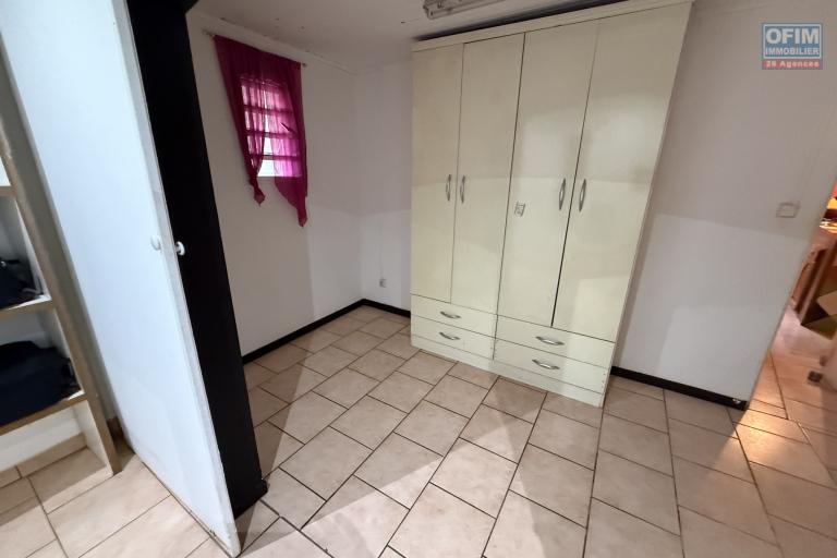 Grande maison s&eacute;par&eacute;e en deux (F3 et un F5) implant&eacute;e sur 913 m&sup2; de terrain avec vue imprenable mer et montagne.