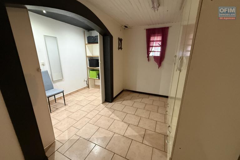 Grande maison s&eacute;par&eacute;e en deux (F3 et un F5) implant&eacute;e sur 913 m&sup2; de terrain avec vue imprenable mer et montagne.