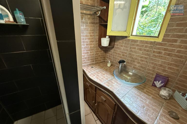 Grande maison s&eacute;par&eacute;e en deux (F3 et un F5) implant&eacute;e sur 913 m&sup2; de terrain avec vue imprenable mer et montagne.