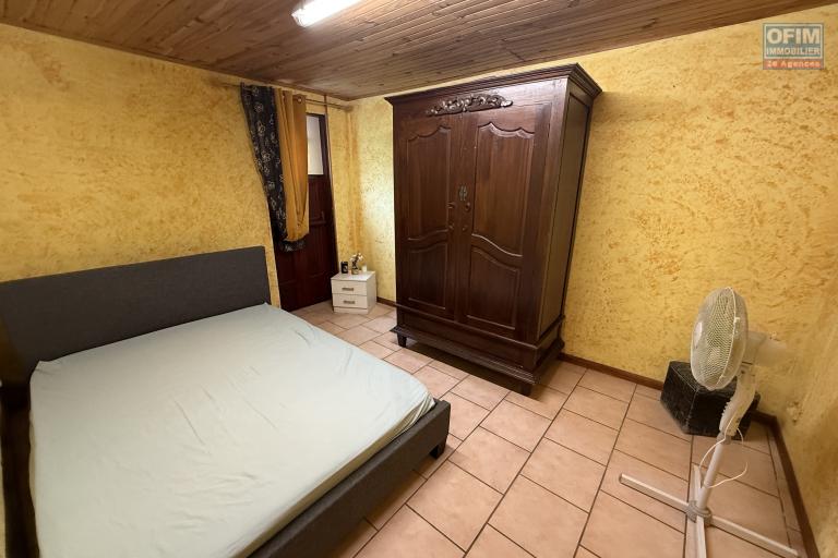 Grande maison s&eacute;par&eacute;e en deux (F3 et un F5) implant&eacute;e sur 913 m&sup2; de terrain avec vue imprenable mer et montagne.