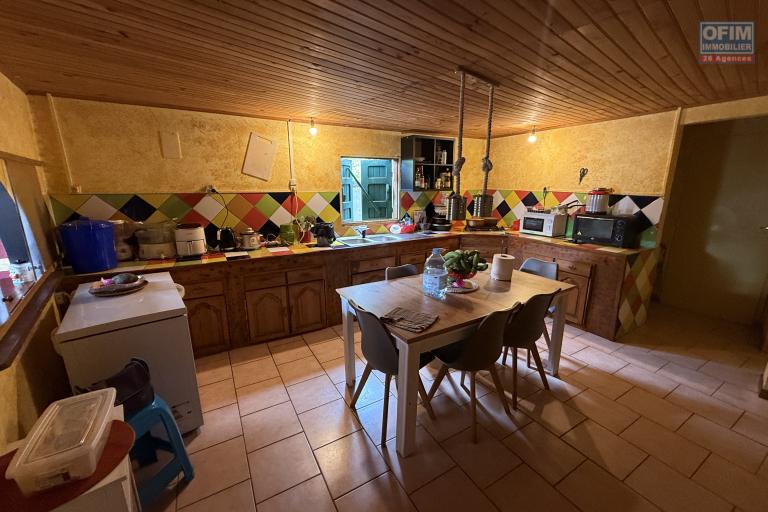 Grande maison s&eacute;par&eacute;e en deux (F3 et un F5) implant&eacute;e sur 913 m&sup2; de terrain avec vue imprenable mer et montagne.
