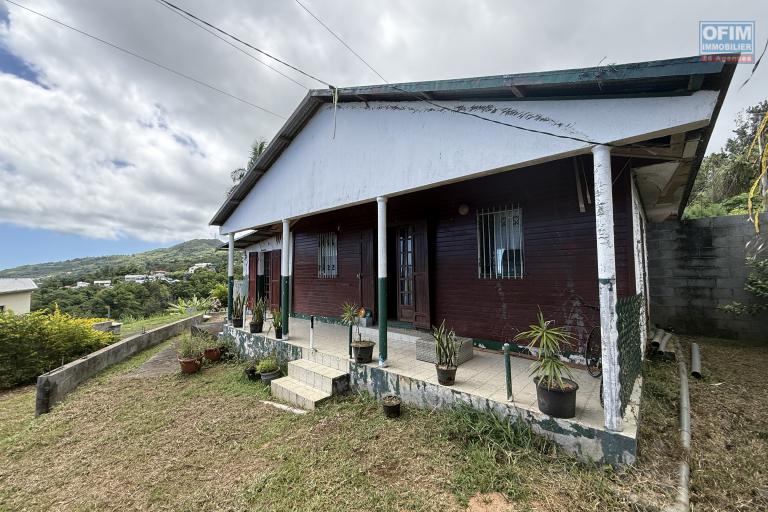 Grande maison s&eacute;par&eacute;e en deux (F3 et un F5) implant&eacute;e sur 913 m&sup2; de terrain avec vue imprenable mer et montagne.
