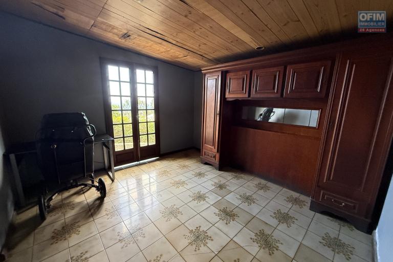 Grande maison s&eacute;par&eacute;e en deux (F3 et un F5) implant&eacute;e sur 913 m&sup2; de terrain avec vue imprenable mer et montagne.