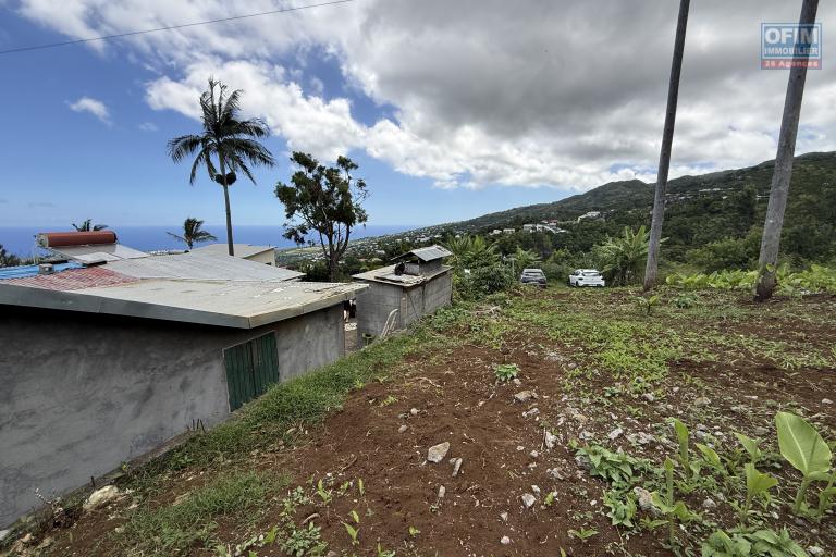 Grande maison s&eacute;par&eacute;e en deux (F3 et un F5) implant&eacute;e sur 913 m&sup2; de terrain avec vue imprenable mer et montagne.