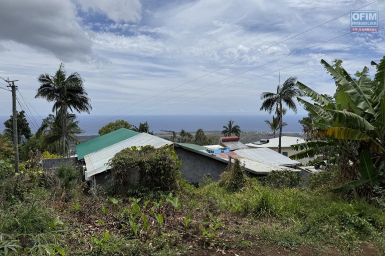 Grande maison s&eacute;par&eacute;e en deux (F3 et un F5) implant&eacute;e sur 913 m&sup2; de terrain avec vue imprenable mer et montagne.
