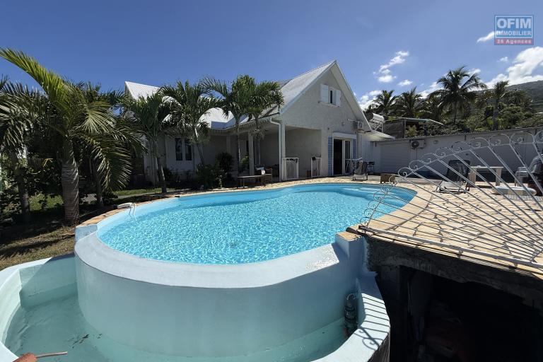 Maison en R+1 constitu&eacute;e de trois logements (T4+T3+T1), garage, belle piscine au sel, situ&eacute;e &agrave; la Pointe des Ch&acirc;teaux, sur une terrain de plat de 600 m&sup2; offrant une vue imprenable sur l'oc&eacute;an et la montagne.