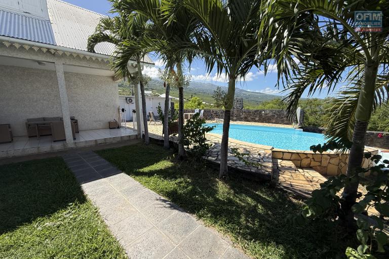 Maison en R+1 constituée de trois logements (T4+T3+T1), garage, belle piscine au sel, située à la Pointe des Châteaux, sur une terrain de plat de 600 m² offrant une vue imprenable sur l'océan et la montagne.