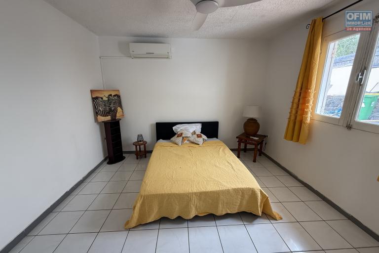 Maison en R+1 constituée de trois logements (T4+T3+T1), garage, belle piscine au sel, située à la Pointe des Châteaux, sur une terrain de plat de 600 m² offrant une vue imprenable sur l'océan et la montagne.