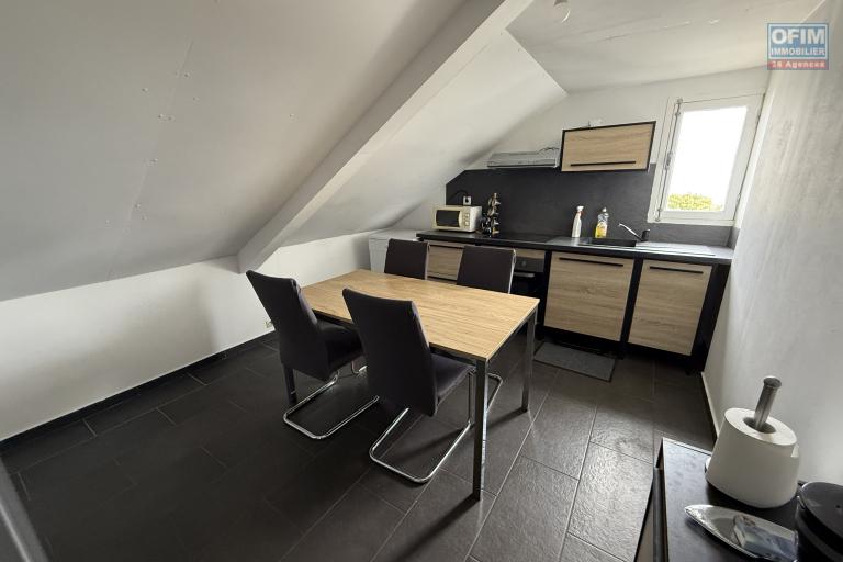 Maison en R+1 constituée de trois logements (T4+T3+T1), garage, belle piscine au sel, située à la Pointe des Châteaux, sur une terrain de plat de 600 m² offrant une vue imprenable sur l'océan et la montagne.