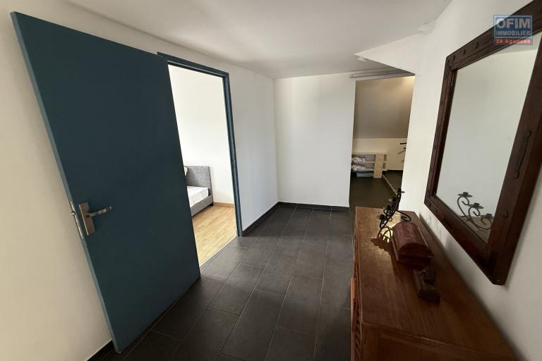 Maison en R+1 constituée de trois logements (T4+T3+T1), garage, belle piscine au sel, située à la Pointe des Châteaux, sur une terrain de plat de 600 m² offrant une vue imprenable sur l'océan et la montagne.