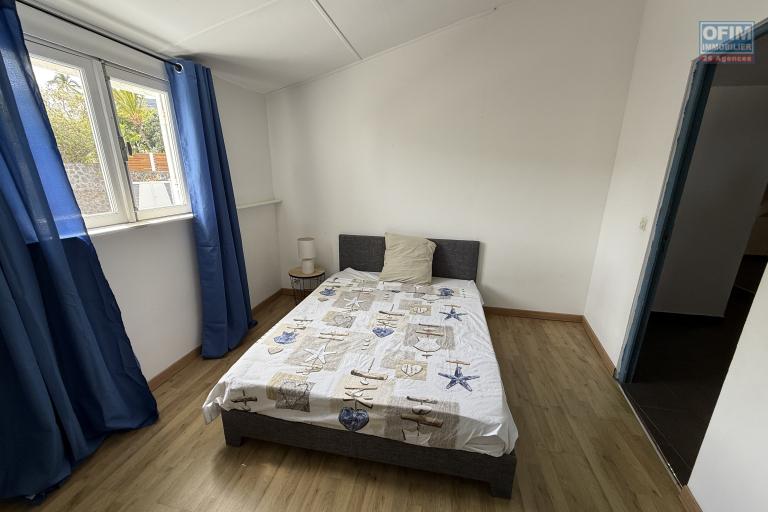 Maison en R+1 constituée de trois logements (T4+T3+T1), garage, belle piscine au sel, située à la Pointe des Châteaux, sur une terrain de plat de 600 m² offrant une vue imprenable sur l'océan et la montagne.