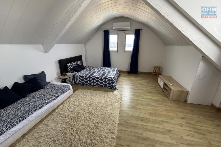 Maison en R+1 constituée de trois logements (T4+T3+T1), garage, belle piscine au sel, située à la Pointe des Châteaux, sur une terrain de plat de 600 m² offrant une vue imprenable sur l'océan et la montagne.