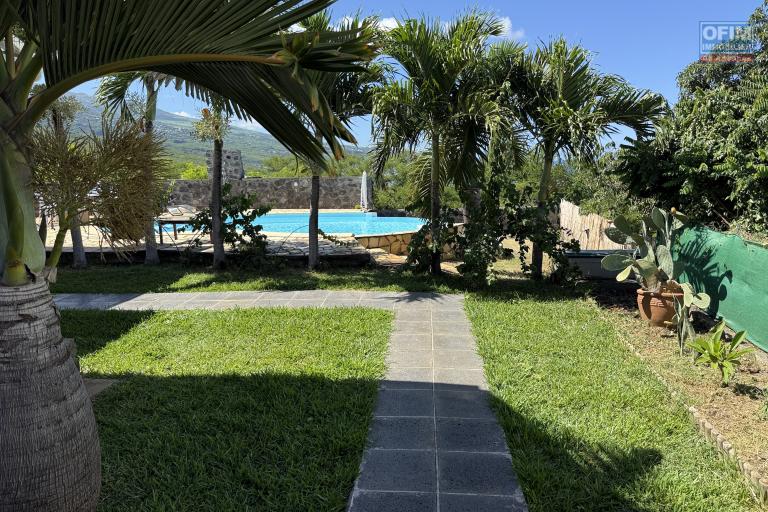 Maison en R+1 constituée de trois logements (T4+T3+T1), garage, belle piscine au sel, située à la Pointe des Châteaux, sur une terrain de plat de 600 m² offrant une vue imprenable sur l'océan et la montagne.