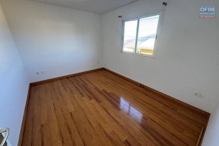 A louer superbe villa de type F4/5 avec vue mer et montagne plaine des Cafres 22 éme