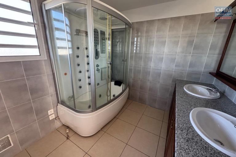 A louer superbe villa de type F4/5 avec vue mer et montagne plaine des Cafres 22 éme