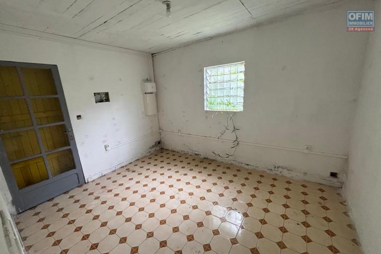 A vendre maison type créole T3/4 + local commercial bien situé loué.