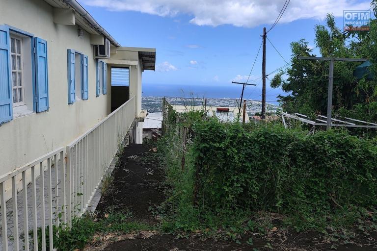 Occasion à saisir vue mer extraordinaire - Maison de 176 m2 à rénover sur un terrain de 846 m2 - PICHETTE à LA POSSESION