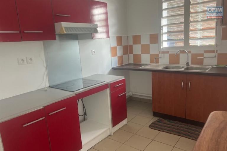 A louer appartement de type T4 dans une petite résidence proche école et petite vue mer