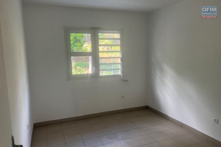 A louer appartement de type T4 dans une petite résidence proche école et petite vue mer