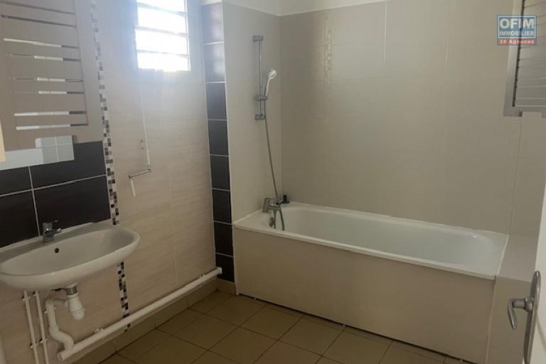 A louer appartement de type T4 dans une petite résidence proche école et petite vue mer