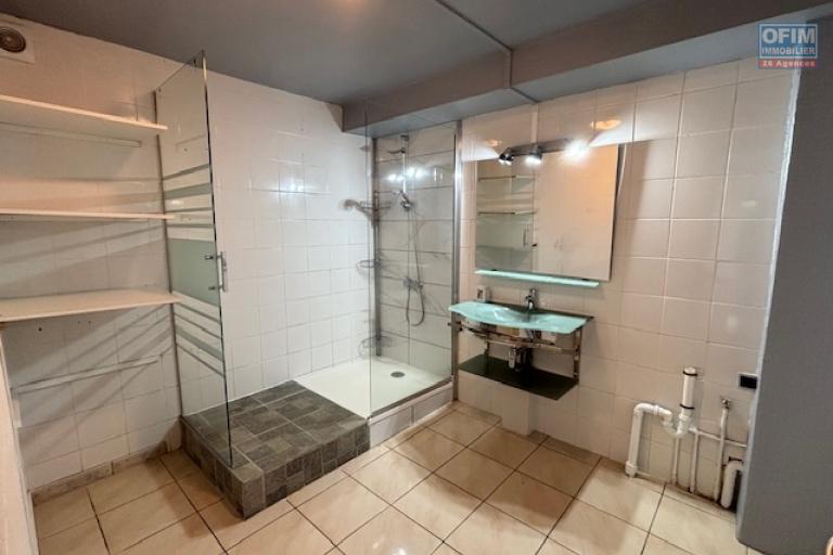 A vendre spacieuse maison T/7 à Saint Denis- La Montagne