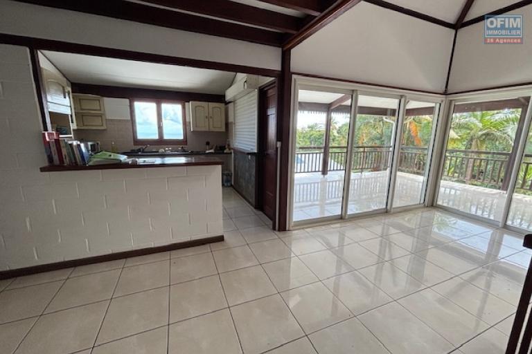 A vendre spacieuse maison T/7 à Saint Denis- La Montagne