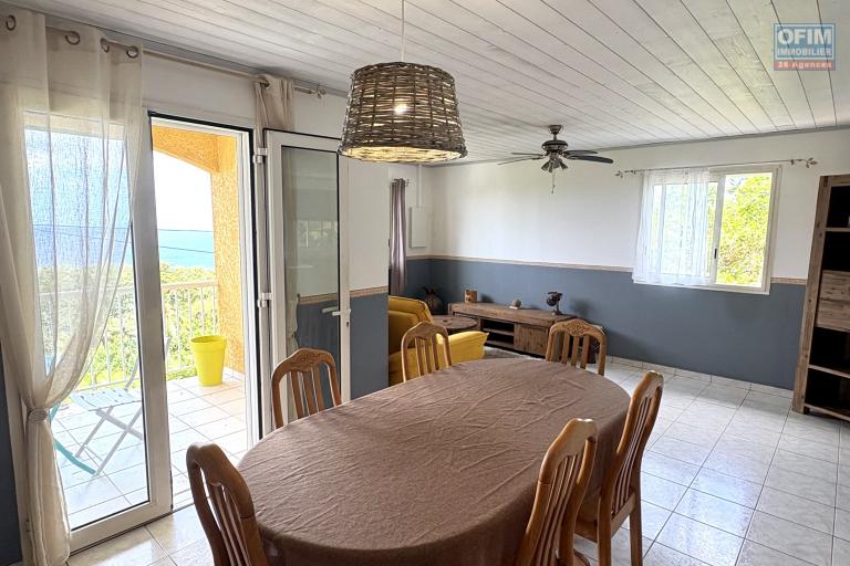 Maison meubl&eacute;e T3 &agrave; louer sur Sainte-Rose avec vue mer