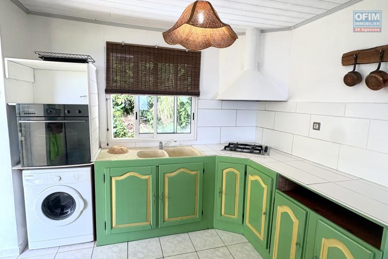 Maison meubl&eacute;e T3 &agrave; louer sur Sainte-Rose avec vue mer