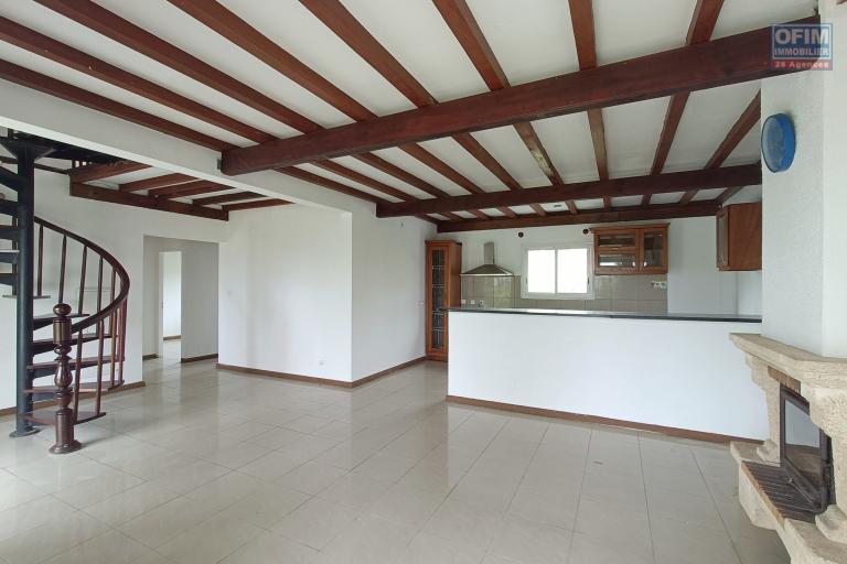 A vendre villa T5 de 165m2 avec magnifique vue montagne à Bras des Calumets