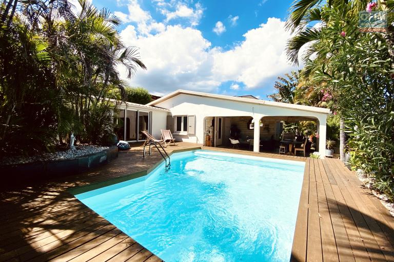 A LOUER Magnifique maison MEUBL&Eacute;E de type F5 avec PISCINE et VUE MER &agrave; SAINT-PAUL