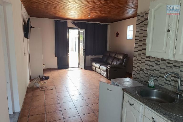 Ensemble immobilier T3 + T2 sur terrain de 572 m² avec piscine Saint Louis - PIÉCE DE VIE T2