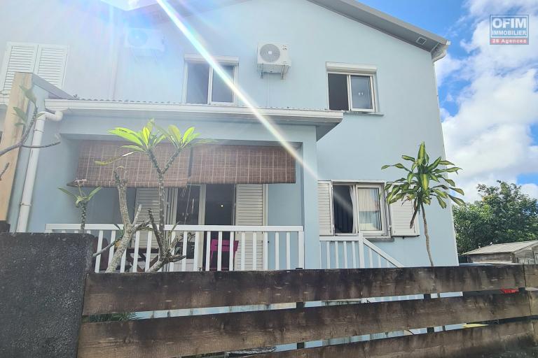 À louer maison F4, 3 chambres climatisées, cuisine équipée, terrasse, jardin clôturé, endroit au calme