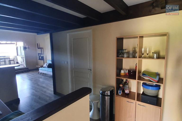 A louer &agrave; Saint Leu  appartement T1 bis  meubl&eacute; avec vue mer