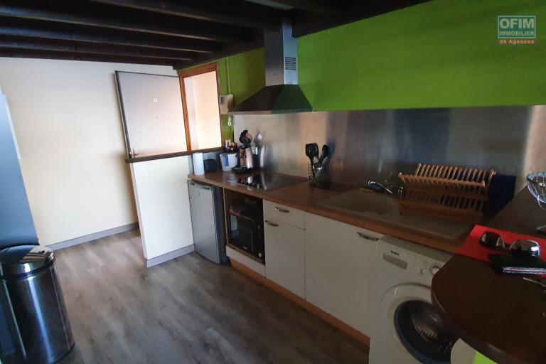 A louer &agrave; Saint Leu  appartement T1 bis  meubl&eacute; avec vue mer