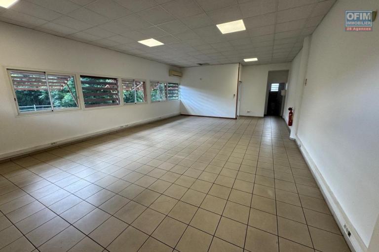 A louer - Ensemble de quatre superbes locaux professionnels de 70 m&sup2; chacun